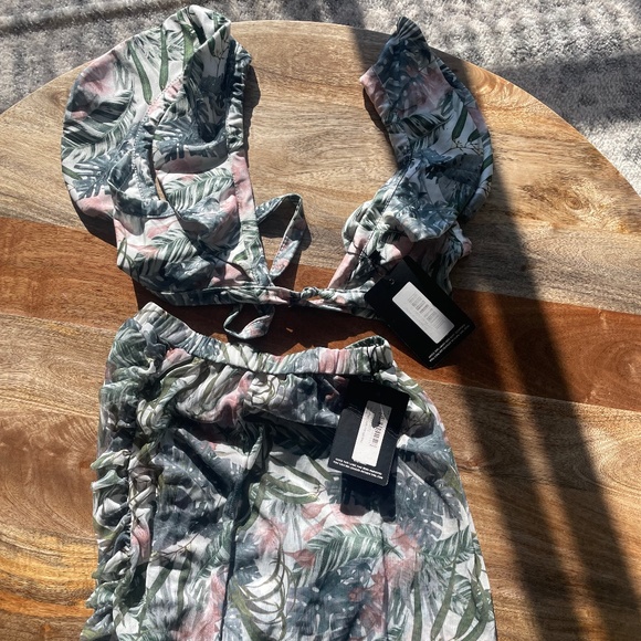 Pretty Little Thing - 2 piece leafy design maxi skirt & bikini top - Picture 1 of 3